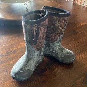 BOGS Kids sz 11 Classic High Mossy Oak boots